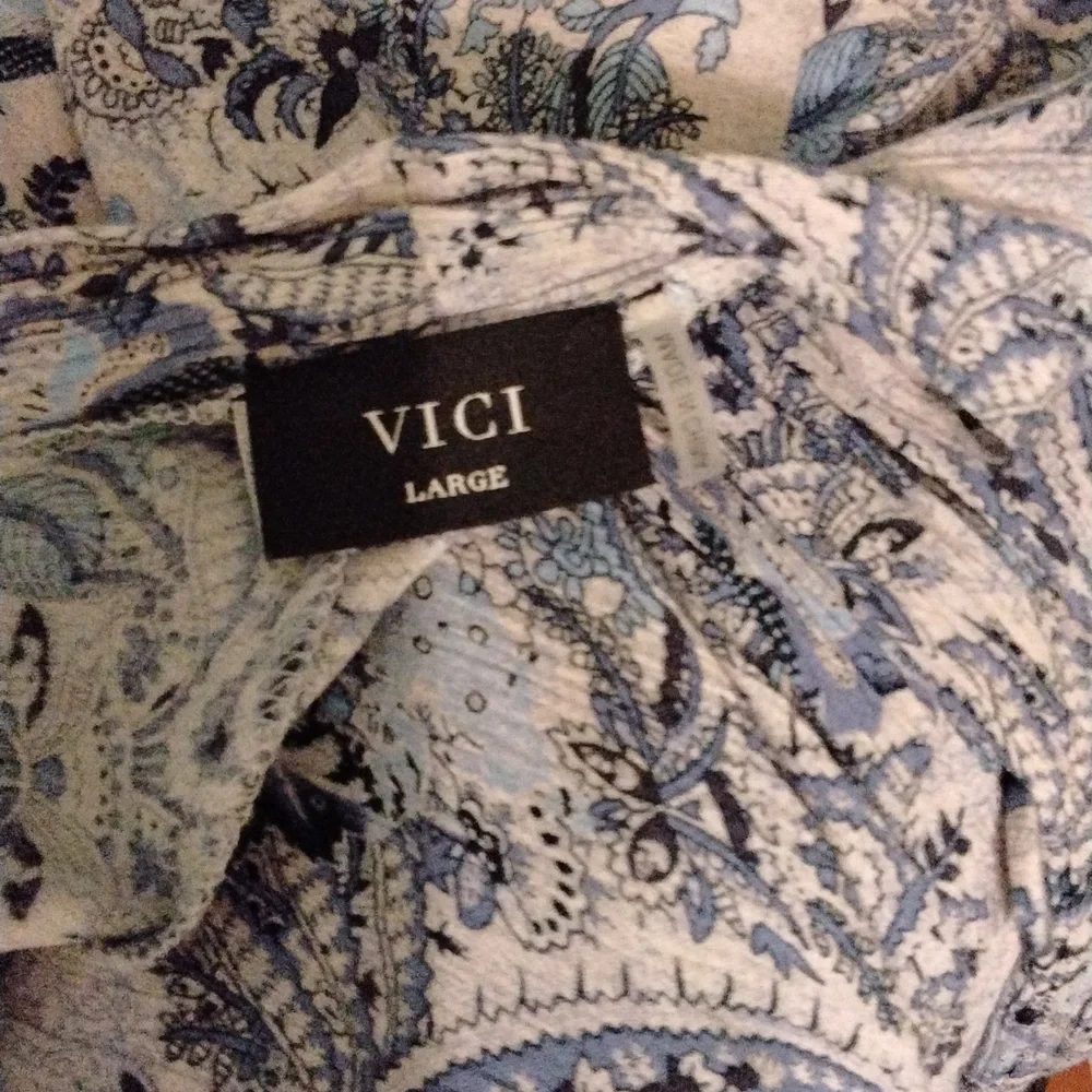 Women's EUC Vici Blue Paisley top/dress/caftan hi- low button front  Sz L - Picture 5 of 5